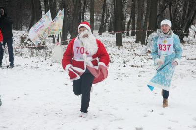 Призёрам кросса в честь Деда Мороза вручили призы